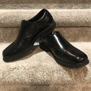 Men’s black slip on loafer. Size 10
